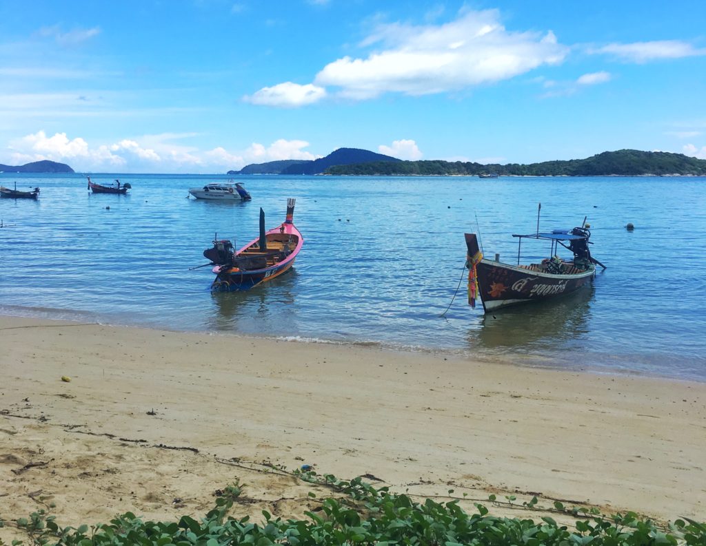 La spiaggia di Rawai da dove partono le barche per le isole vicine 